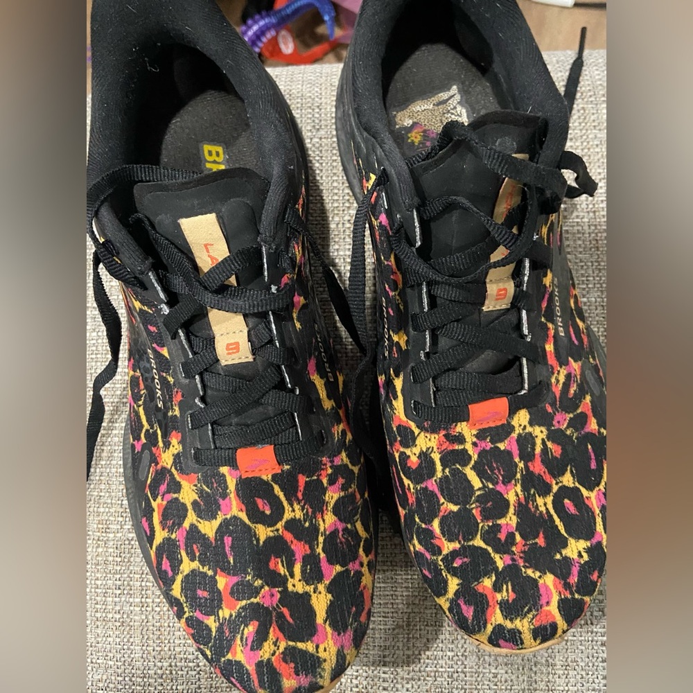 Women’s brooks tennis shoes - Picture 2 of 2